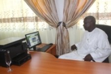 Monsieur le Délégué du MINFOF Nord devant une machine Monsieur le Délégué du MINFOF Nord devant une machine